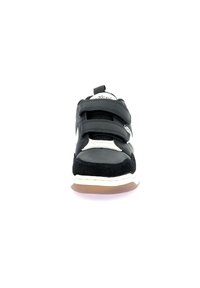Baskets noires avec des bandes Velcro, en cuir et en daim, à bout rond, avec semelle blanche et logo discret sur la languette.