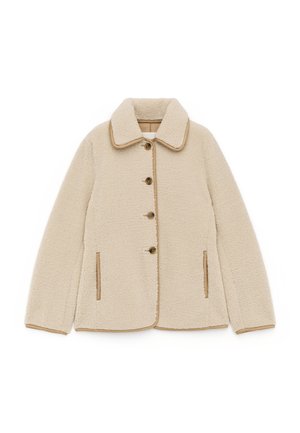 Fleecejacke in Creme mit braunen Akzenten, mit Kragen, Knopfverschluss und zwei seitlichen Taschen. Weicher Stoff und entspannter Schnitt.