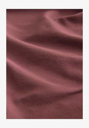 Painduv kangas tuhmide burgundia toonides, millel on sile tekstuur ja peened horisontaalsed sooned, mis langevad pehmelt voldidina.