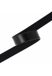 Zwarte leren riem met een gladde afwerking, voorzien van een afgerond, zacht randontwerp en contrasterende blauwe stiksels langs de lengte.