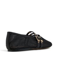 Scarpa piatta nera in rete con punta affusolata, due cinturini con fibbie dorate sulla parte superiore e una suola sottile, mostrata di lato su uno sfondo bianco.