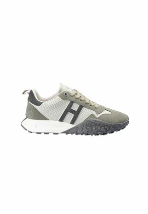 Zapatillas deportivas en gris claro y verde oliva con un acabado texturizado, que presentan paneles perforados, un logotipo negro y una suela resistente.