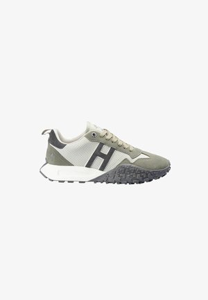Scarpe sportive in grigio chiaro e verde oliva con una finitura testurizzata, dotate di pannelli perforati, un logo nero e una suola robusta.
