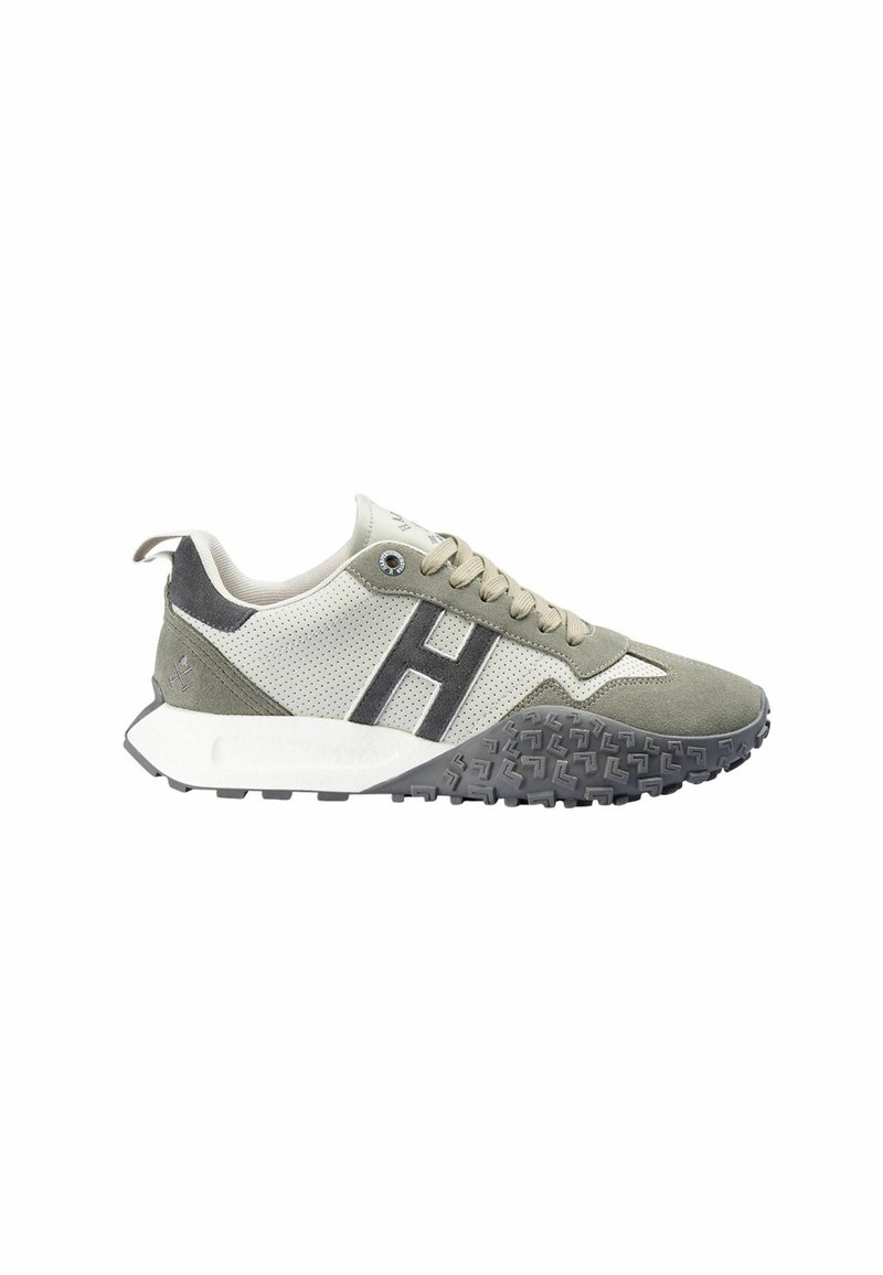 Zapatillas deportivas en gris claro y verde oliva con un acabado texturizado, que presentan paneles perforados, un logotipo negro y una suela resistente.