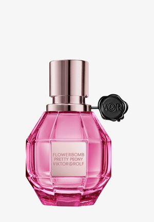 Flacon de parfum en verre rose au design facetté avec un bouchon métallique argenté et un accent noir. L'étiquette porte l'inscription "Flowerbomb Pretty Peony."