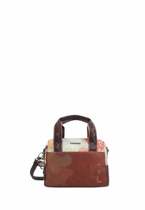 Piccola borsa con motivo patchwork, tasca frontale in pelle marrone, manici marrone scuro e tracolla regolabile con fibbie metalliche.