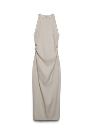 Abito lungo beige senza maniche con collo alto, leggero drappeggio laterale e chiusura con zip posteriore, disteso su sfondo bianco.