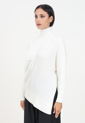 Maglione bianco a collo alto con orlo asimmetrico, morbida texture e leggero dettaglio a motivo diagonale sul davanti.