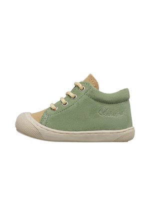 Scarpa da bambino in suede verde con suola e puntale in gomma beige, lacci beige e logo ricamato sul lato.