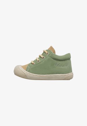 Groene suède kindersneaker met beige rubberen zool en neuskap, beige veters en een geborduurd logo aan de zijkant.