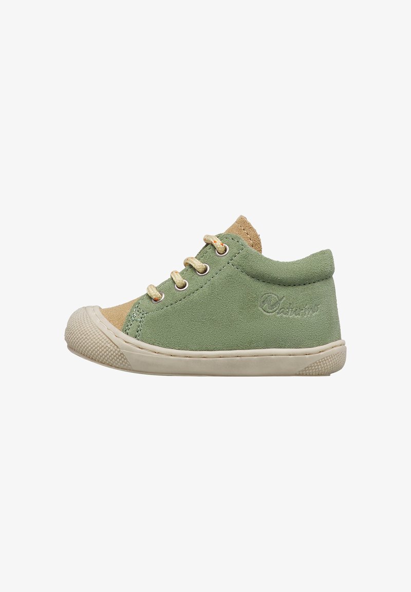 Sneaker vert en daim pour enfant avec semelle et bout en caoutchouc beige, lacets beige et logo cousu sur le côté.