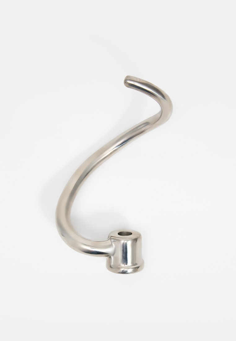 Metalen haak met een gepolijste zilveren afwerking, gebogen ontwerp, cilindrische basis en een gat voor bevestiging.