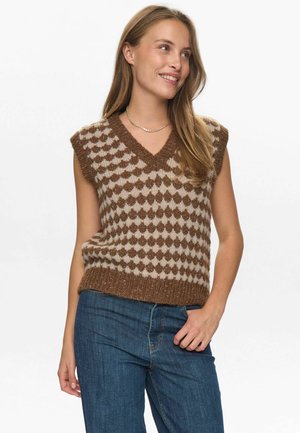 Gilet en tricot sans manches avec un décolleté en V, arborant un motif à carreaux marron et beige et un ourlet côtelé, associé à un pantalon en jean.