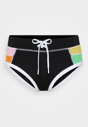 Crne kupaće hlače s bijelim vezicom, s višebojnim bočnim panelima u narančastoj, ružičastoj, žutoj i zelenoj boji, te bijelim rubom.