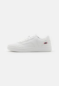 Adidași albi cu un finisaj din piele netedă, vârf rotund, design cu șireturi și o talpă din cauciuc texturată. Prezintă un mic accent cu dungi la călcâi.