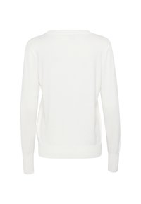 Weißer Strickpullover mit lockerer Passform, langen Ärmeln und weitem Ausschnitt. Der Stoff hat eine weiche Textur mit gerippten Bündchen und Saum.