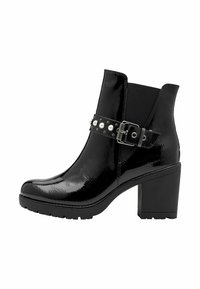 Botas de tobillo de piel sintética negra con un alto tacón cuadrado, que cuentan con un panel lateral elástico y una correa decorativa con tachuelas y perlas.