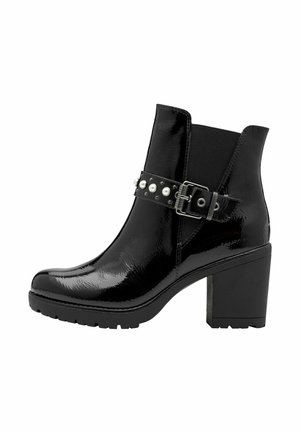 Bottines en cuir verni noir avec un talon bloc haut, disposant d'un panneau latéral élastique et d'une sangle décorative ornée de clous et de perles.