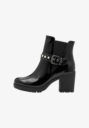 Schwarze Lackleder-Ankle Boots mit einem hohen Blockabsatz, ausgestattet mit einem elastischen Seitenpaneel und einem dekorativen Riemen mit Nieten und Perlen.