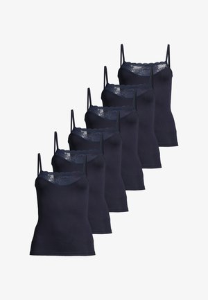 Six camisoles noirs avec bordure en dentelle et fines bretelles, disposés en rangée décalée et chevauchante sur un fond blanc.