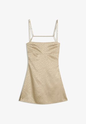 Abito di satin beige con motivo a stampa leopardata, corpetto aderente e sottili spalline. Il dettaglio dello spacco laterale aggiunge una sottile apertura.