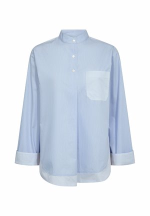 Cămașă bleu cu mâneci lungi, cu dungi verticale subțiri, trei nasturi albi pe o scurtă deschidere, buzunar la piept și guler bandă.