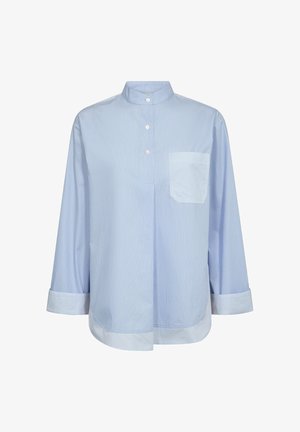 Cămașă bleu cu mâneci lungi, cu dungi verticale subțiri, trei nasturi albi pe o scurtă deschidere, buzunar la piept și guler bandă.