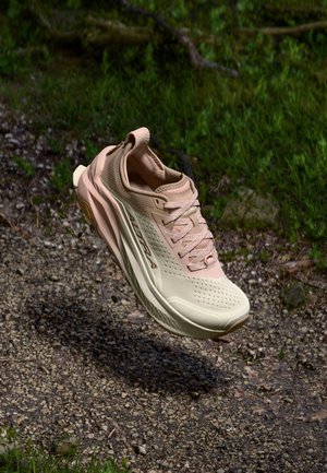 OLYMPUS 6 - Løpesko for mark - taupe/pink