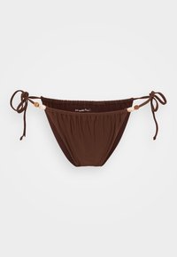 Bas de bikini marron avec des liens latéraux ajustables, tissu froncé et accents en perles en bois. Texture douce, design à couverture minimale.