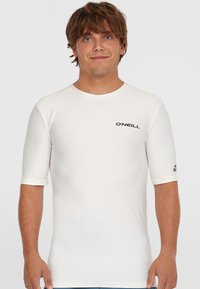Valge lühikeste varrukatega rash guard O'Neilli musta logo jaotusega. Valmistatud siledast, venivast materjalist, ümara kaelusega ja keha lähedasest disainist.