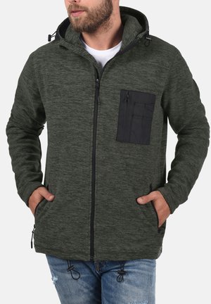 Dunkelgrüne Fleecejacke mit durchgehendem Reißverschluss, schwarzer Brusttasche und verstellbarer Kapuze. Verfügt über seitliche Taschen und einen Kordelzugsaum.