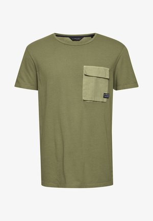 Maslinasto zelena kratkotrajna majica od mekog materijala, sa ušivenim džepom na lijevoj strani prsnog koša i okruglim izrezom.