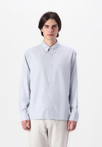 Camisa de botones de manga larga a rayas azul y blanca con cuello clásico, ajuste entallado y material de algodón suave, con cierre de botones.