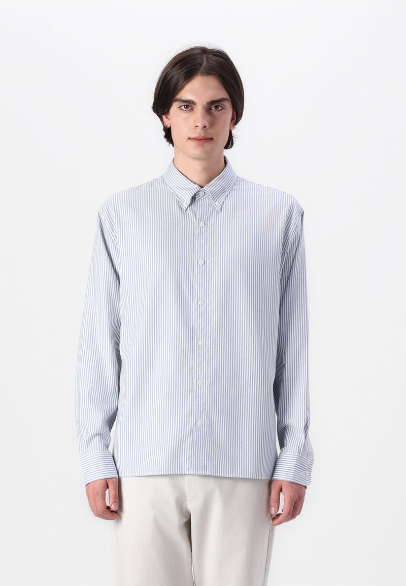Camisa de botones de manga larga a rayas azul y blanca con cuello clásico, ajuste entallado y material de algodón suave, con cierre de botones.