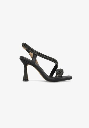 Sandalias negras de tacón con una tira texturizada y detalles embellidos en la punta. Diseño elegante, con parte trasera abierta y un tacón delgado y acampanado.