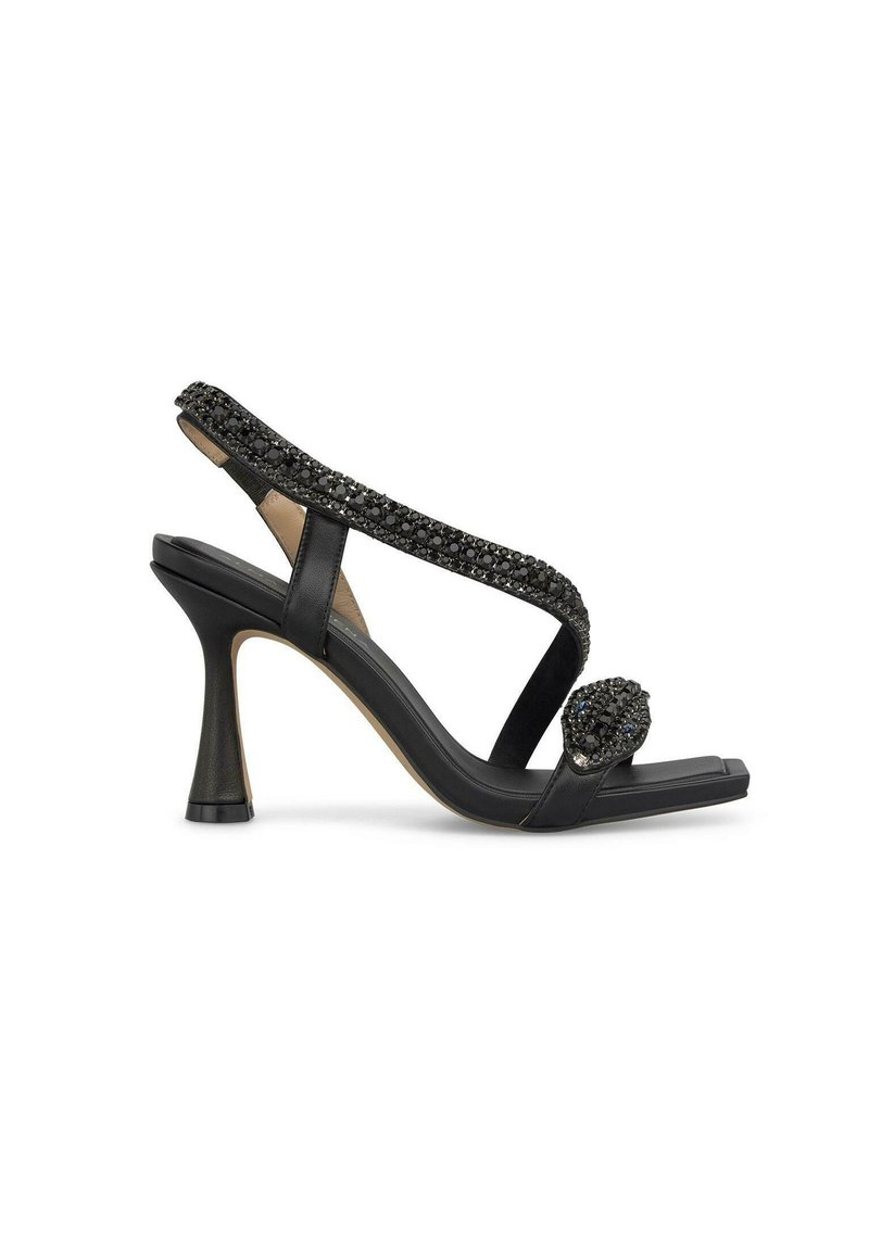 Sandalias negras de tacón con una tira texturizada y detalles embellidos en la punta. Diseño elegante, con parte trasera abierta y un tacón delgado y acampanado.