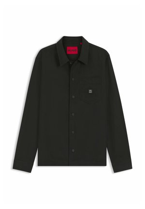 Camicia nera con bottoni realizzata in tessuto liscio. Presenta un colletto a punta, maniche lunghe, una tasca sul petto e un piccolo logo ricamato.