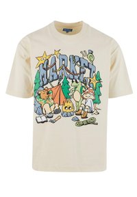 Beige grafisk T-skjorte med en campingscene med tegneseriefigurer, trær og et telt, alt illustrert i livlige farger.