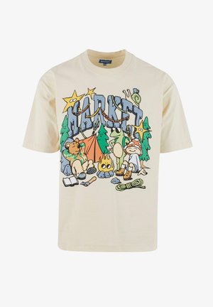 Beige grafické tričko s motivem kempování, na kterém jsou karikatury postav, stromy a stan, vše ilustrované živými barvami.