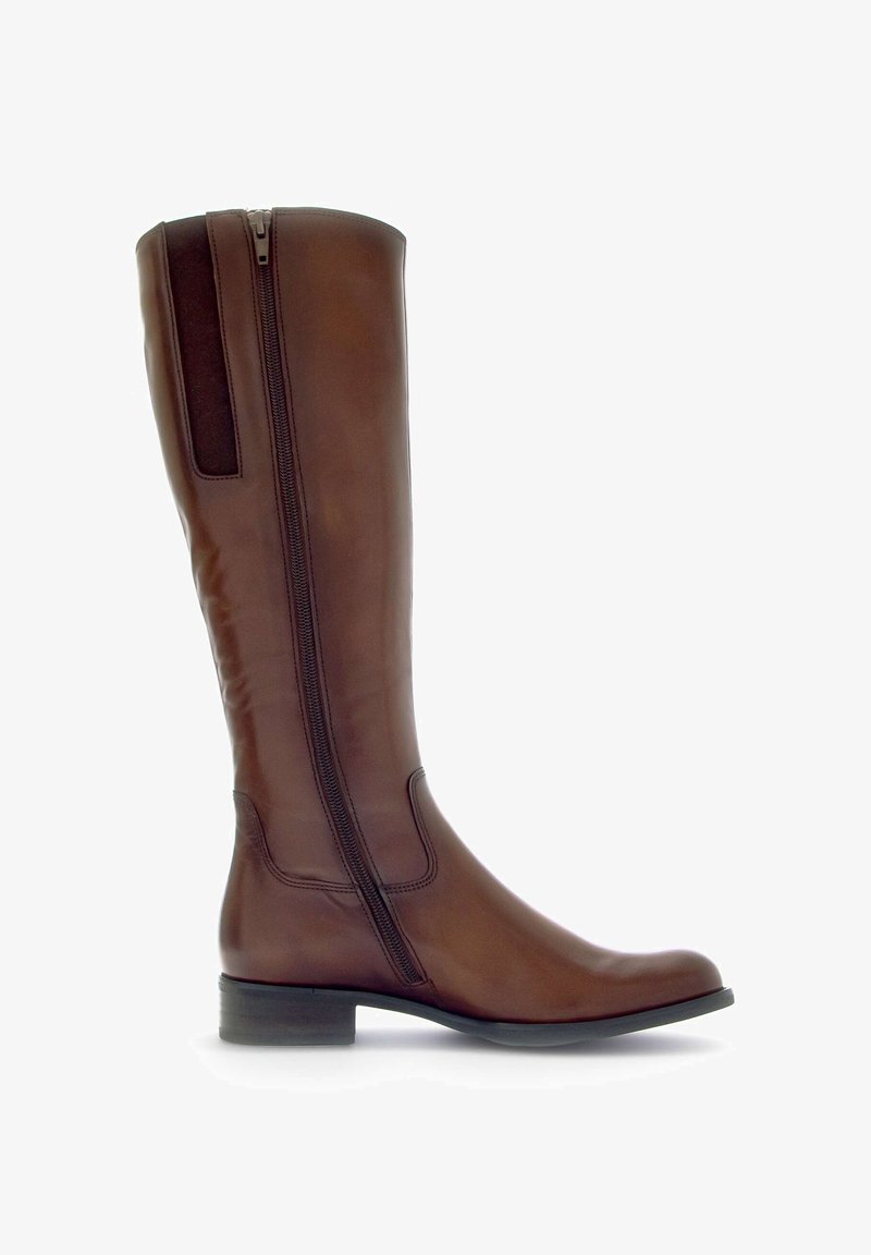 Bruine leren kniehooglaars met een slank ontwerp, zijrits en een lage blokhak. Gladde textuur, minimale stikseldetails.