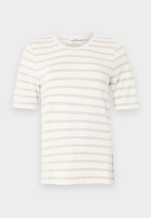 T-shirt beige à manches courtes avec des rayures horizontales blanches, col rond et étiquette au niveau du col sur un fond uni.