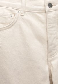 Shorts de denim blanco con cintura alta, bolsillos frontales y detalles de hardware metálico. La tela tiene un acabado liso y texturizado con sutiles sombreados.