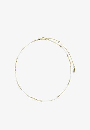 Víceřadý náhrdelník s malými bílými korálky a zlatými akcenty. Obsahuje karabinkový uzávěr a nastavitelné zapínání pro přizpůsobení délky.