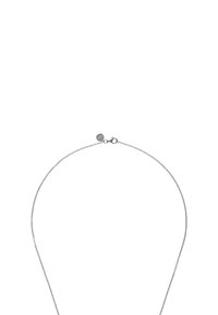 Silverhalsband med en delikat kedja, utformat med en kr�äftklo och en liten tagg. Designen är minimalistisch och har en slät yta.