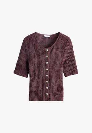 Kurzärmelige, strukturierte Strickjacke in tiefem Mauve mit rundem Ausschnitt und einer Reihe kleiner runder Knöpfe vorne.