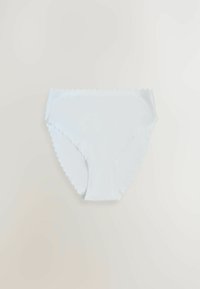 Chiloți hipster din bumbac alb, cu margine ondulată și textură netedă, concepuți pentru confort, având o siluetă clasică.