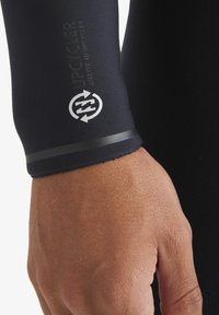 Produkt posiada czarne neoprenowe etui o gładkiej fakturze. Charakterystyczne detale to srebrne logo oraz poziomy pasek akcentowy.