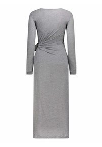 Robe grise à manches longues en tissu doux, avec un détail de nœud à la taille et une coupe droite qui tombe jusqu'aux chevilles.