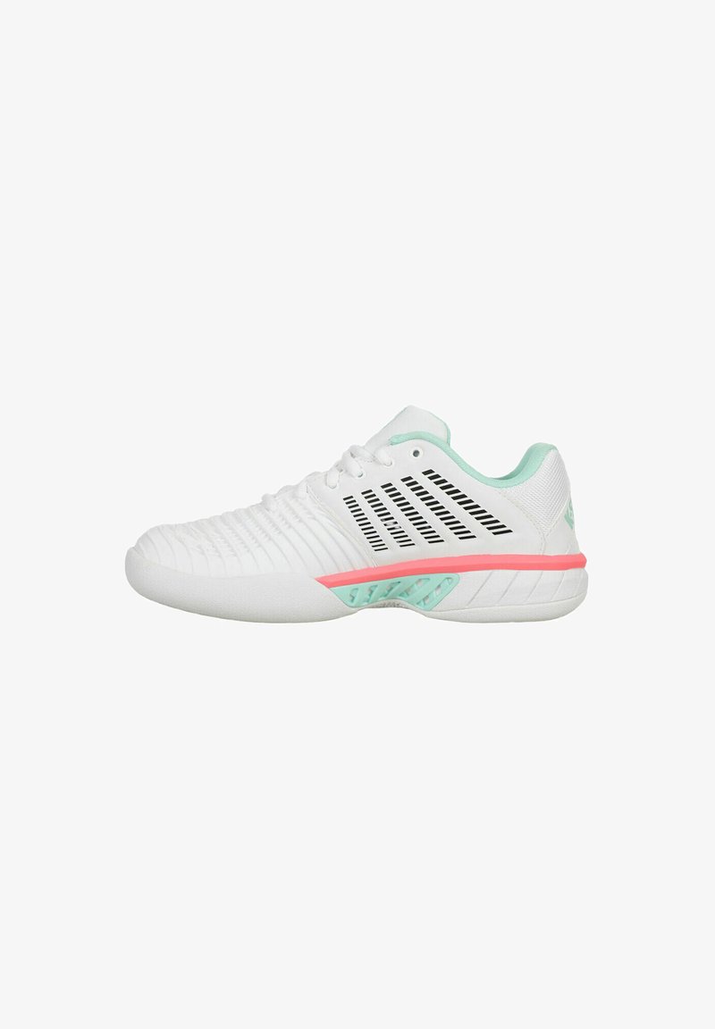 Zapatilla deportiva blanca con forro verde menta, acento de mediados de coral rosa, franjas de ventilación negras y diseño texturizado en la puntera sobre un fondo blanco.