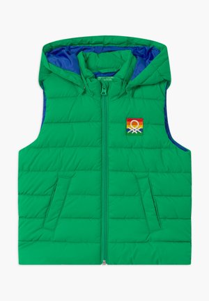 Veste sans manches matelassée verte avec capuche, fermeture éclair à l'avant, poches latérales et petite patch logo rayé arc-en-ciel sur la poitrine.